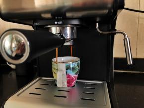 7、咖啡就流出来了(当要求的咖啡量已经达到或者咖啡液明显的颜色变浅，就要马上关样酿造开关了）。