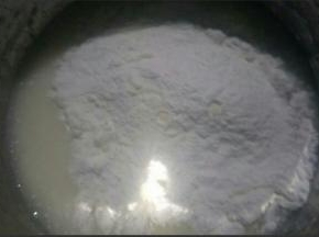 将低粉过筛加入，