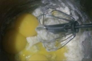 将蛋清蛋黄分开，蛋清部分放入另一个无水无油的打蛋盆中备用，将蛋黄加入面糊盆里，同样采用