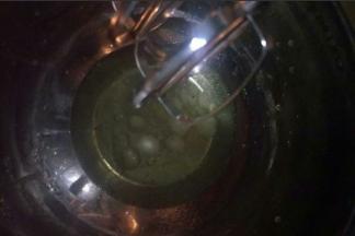 将柠檬汁或白醋倒入蛋清中