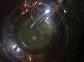 将柠檬汁或白醋倒入蛋清中