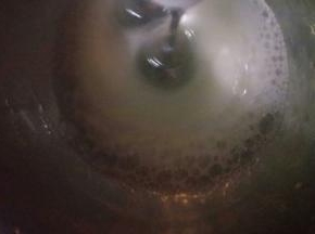 加入3分之一糖，用手持电动打蛋器先慢速后快速打发至蛋清冒大泡状态，再加入三分之一的糖