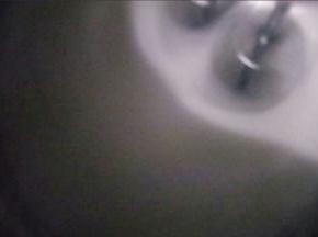 继续开快速打发至细小微泡状，加入最后三分之一的糖，继续打发