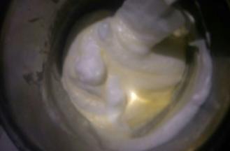 取三分之一的蛋白，放入蛋黄糊中，用刮刀采用翻拌手法拌匀(不可画圈搅拌，也不可过度搅拌，防止消泡)