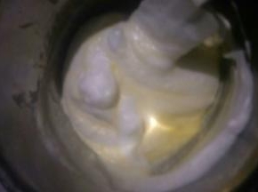 取三分之一的蛋白，放入蛋黄糊中，用刮刀采用翻拌手法拌匀(不可画圈搅拌，也不可过度搅拌，防止消泡)