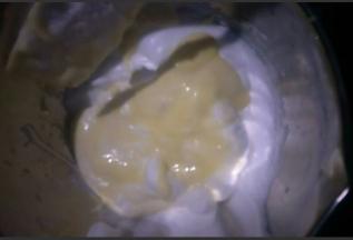 然后一起倒回到蛋白盆中，同样用刮刀采用翻拌手法拌匀。(不可画圈搅拌，速度尽量快一点)