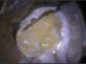 然后一起倒回到蛋白盆中，同样用刮刀采用翻拌手法拌匀。(不可画圈搅拌，速度尽量快一点)