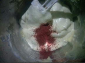 将其中一份加入红曲米粉，快速用刮刀翻拌均匀(注意不要画圈搅拌，尽量速度快一点防止消泡)