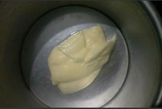 准备6英寸圆形戚风蛋糕模具，取适量原色面糊倒入