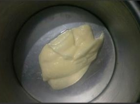 准备6英寸圆形戚风蛋糕模具，取适量原色面糊倒入