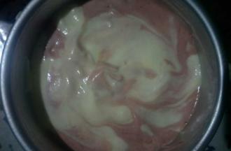 依次倒好后，用刮刀将表面整理平整