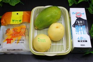 食材准备：雪梨2个、木瓜1个、牛奶1L、黄冰糖30克。
