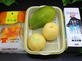 食材准备：雪梨2个、木瓜1个、牛奶1L、黄冰糖30克。