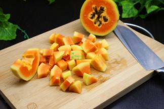 木瓜洗净切片，去籽去瓢，切块。大小和雪梨一样。