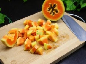 木瓜洗净切片，去籽去瓢，切块。大小和雪梨一样。