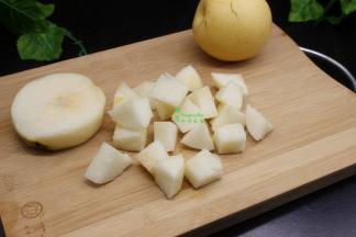 雪梨洗净去皮、去籽，切块。雪梨要挑选多汁甜雪梨，或秋梨、皇冠梨。
