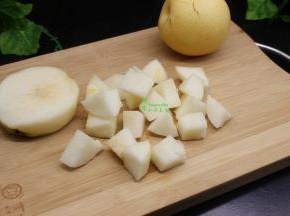 雪梨洗净去皮、去籽，切块。雪梨要挑选多汁甜雪梨，或秋梨、皇冠梨。