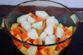 切好的木瓜、雪梨、黄冰糖一起放入玻璃煮锅，煮锅建议用玻璃或陶瓷，用不锈钢炖好的羹颜色会变黑。