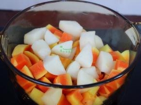 切好的木瓜、雪梨、黄冰糖一起放入玻璃煮锅，煮锅建议用玻璃或陶瓷，用不锈钢炖好的羹颜色会变黑。