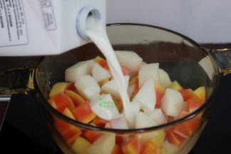 倒入牛奶、牛奶要浸没雪梨块喝木瓜块。选择牛奶用纯新鲜牛奶最好，不要用其他口味的牛奶，会覆盖食材原本的味道。