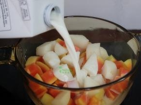 倒入牛奶、牛奶要浸没雪梨块喝木瓜块。选择牛奶用纯新鲜牛奶最好，不要用其他口味的牛奶，会覆盖食材原本的味道。