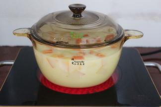 用小火慢炖20分钟，木瓜炖烂，雪梨炖熟，即可关火。牛奶遇高温会凝固，失去营养，一定要小火慢炖哦。