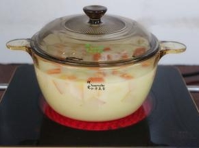 用小火慢炖20分钟，木瓜炖烂，雪梨炖熟，即可关火。牛奶遇高温会凝固，失去营养，一定要小火慢炖哦。