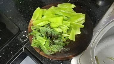 莴笋切片备用