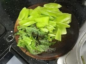 莴笋切片备用