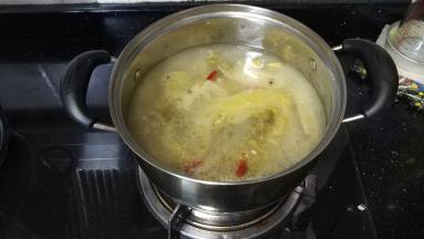 干辣椒、花椒、泡椒、蒜、姜片放锅里爆香，倒入适量水煮开放入酸菜、盐、鱼露调味煮5分钟