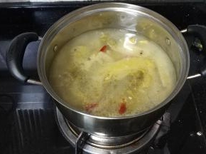 干辣椒、花椒、泡椒、蒜、姜片放锅里爆香，倒入适量水煮开放入酸菜、盐、鱼露调味煮5分钟