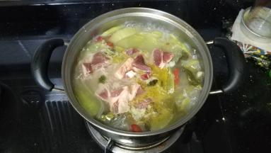 放入牛排块煮1分钟