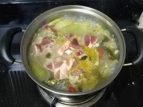 放入牛排块煮1分钟