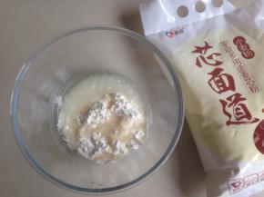 水油皮材料（中筋面粉75克，水35克，玉米油22克，细砂糖2克）全部倒入盆里