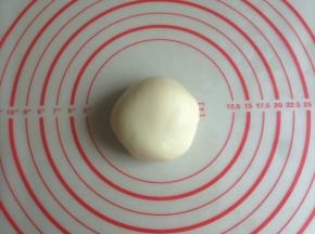 揉至可以拉出薄膜的状态，揉好后放入冰箱冷藏松驰30分钟