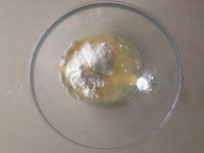 将油酥的材料（中筋面粉75克，玉米油35克）倒入盆里