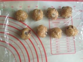 将馅料拌匀，分成8个，每个都搓圆备用