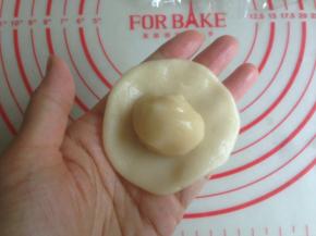 水油皮和油酥都各分成8份，搓圆。水油皮擀圆，放入油酥