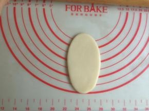 擀成椭圆形，擀的时候记得是从中间擀起，向上擀，向下擀