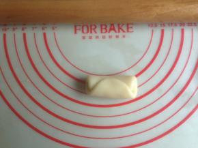 卷起，收口朝上，盖上保鲜膜，松驰15分钟