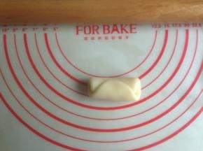 卷起，收口朝上，盖上保鲜膜，松驰15分钟