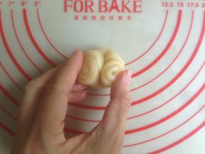 用手指从中间压一下，两边向中间靠拢