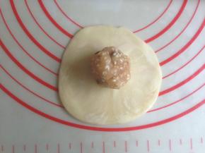 擀成中间厚，四周薄的圆形，放入馅料，收口