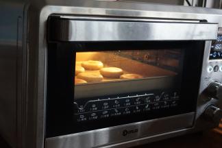 收口朝下，用擀面棍轻轻地擀扁一点，放在烤盘上，用印章在上面盖出福字，放入已经预热到170度的东菱K40C烤箱中下层，烘烤20分钟左右