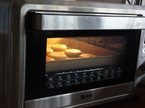 收口朝下，用擀面棍轻轻地擀扁一点，放在烤盘上，用印章在上面盖出福字，放入已经预热到170度的东菱K40C烤箱中下层，烘烤20分钟左右