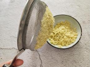 我们先把蛋黄过筛备用