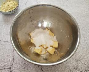 
黄油放入碗中，自然软化，再加入糖粉，先用勺子把它搅拌一下，防止打蛋器开动的时候，糖粉四处飞