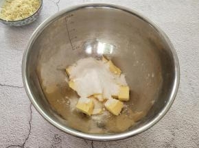 
黄油放入碗中，自然软化，再加入糖粉，先用勺子把它搅拌一下，防止打蛋器开动的时候，糖粉四处飞
