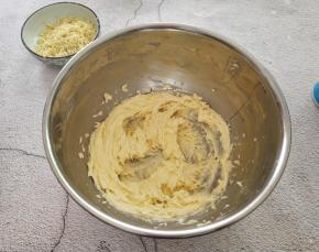 启动打蛋器，打至黄油体积膨大，蓬松的状态