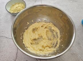 启动打蛋器，打至黄油体积膨大，蓬松的状态
